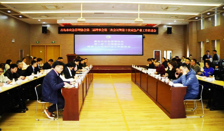 孫素朋代表青島市應急協(xié)會宣讀2023年度工作報告